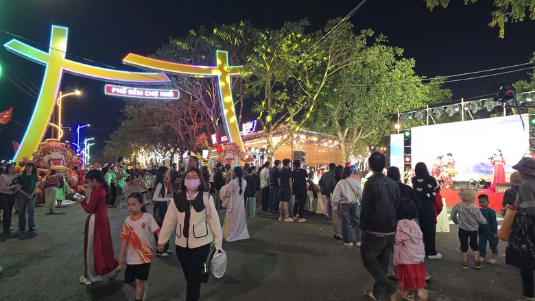 Phố đ&ecirc;m Chợ Nhỏ - m&ocirc; h&igrave;nh kinh tế đ&ecirc;m lần đầu tổ chức tại Gia Lai- Ảnh 5.