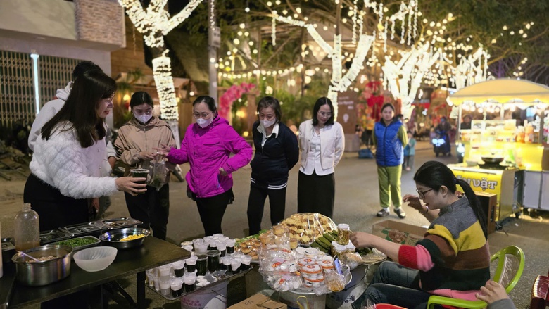 Phố đ&ecirc;m Chợ Nhỏ - m&ocirc; h&igrave;nh kinh tế đ&ecirc;m lần đầu tổ chức tại Gia Lai- Ảnh 6.