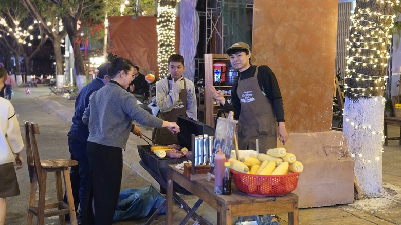 Phố đ&ecirc;m Chợ Nhỏ - m&ocirc; h&igrave;nh kinh tế đ&ecirc;m lần đầu tổ chức tại Gia Lai- Ảnh 8.