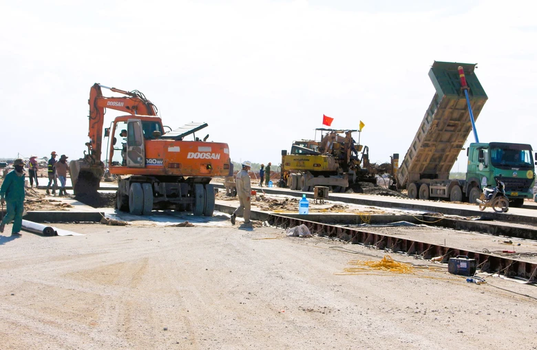 Rốt r&aacute;o thi c&ocirc;ng dự &aacute;n Cảng h&agrave;ng kh&ocirc;ng Quảng Trị- Ảnh 1.