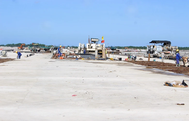 Rốt r&aacute;o thi c&ocirc;ng dự &aacute;n Cảng h&agrave;ng kh&ocirc;ng Quảng Trị- Ảnh 6.