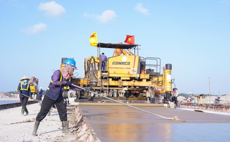 Rốt r&aacute;o thi c&ocirc;ng dự &aacute;n Cảng h&agrave;ng kh&ocirc;ng Quảng Trị- Ảnh 7.