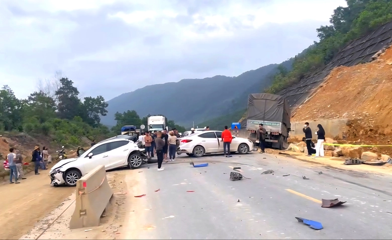 Tai nạn li&ecirc;n ho&agrave;n giữa 11 &ocirc; t&ocirc; tr&ecirc;n cao tốc La Sơn - H&ograve;a Li&ecirc;n- Ảnh 1.