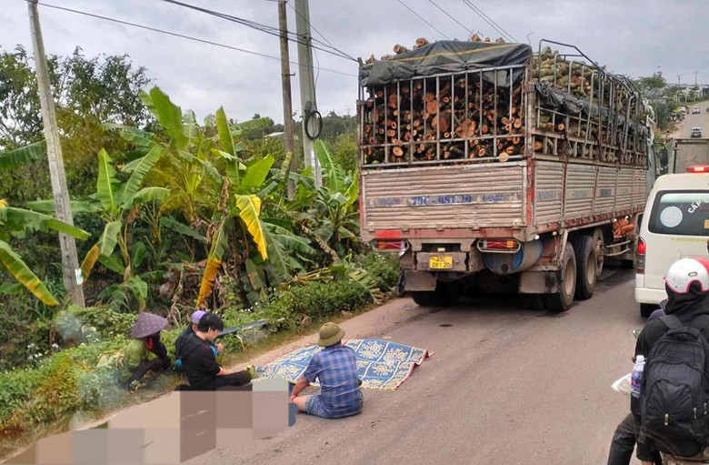 Hiện trường vụ tai nạn khiến &ocirc;ng T tử vong tại chỗ.