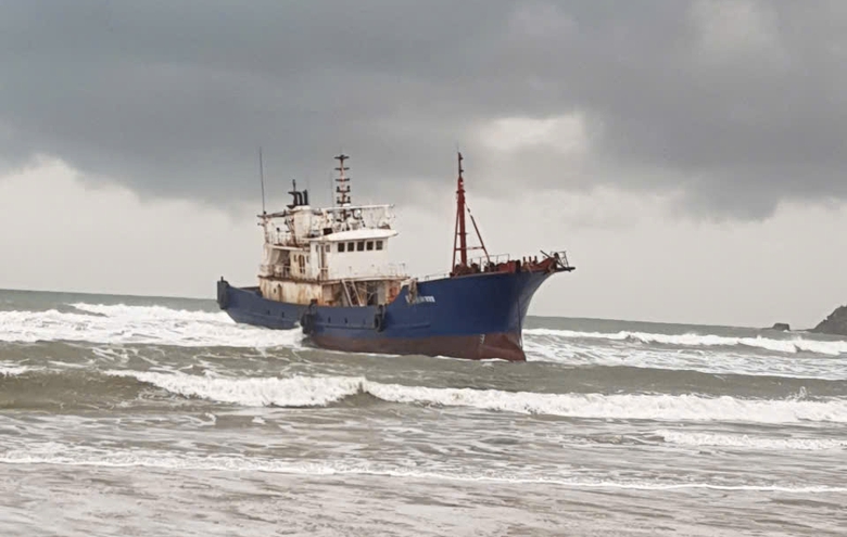 Quảng Ngãi: Tàu sắt hàng trăm tấn mắc cạn ở Dung Quất- Ảnh 1. Quảng Ngãi: Tàu sắt hàng trăm tấn mắc cạn ở Dung Quất- Ảnh 1.