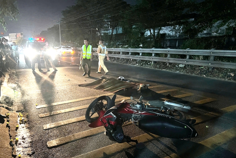 Xe máy va chạm taxi công nghệ, một người tử vong tại chỗ- Ảnh 1. Xe máy va chạm taxi công nghệ, một người tử vong tại chỗ- Ảnh 1.