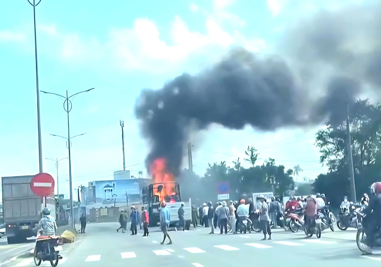 Quảng Ngãi: Xe tải đang đi trên QL1 bỗng phát hỏa, cháy ngùn ngụt- Ảnh 1. Quảng Ngãi: Xe tải đang đi trên QL1 bỗng phát hỏa, cháy ngùn ngụt- Ảnh 1.