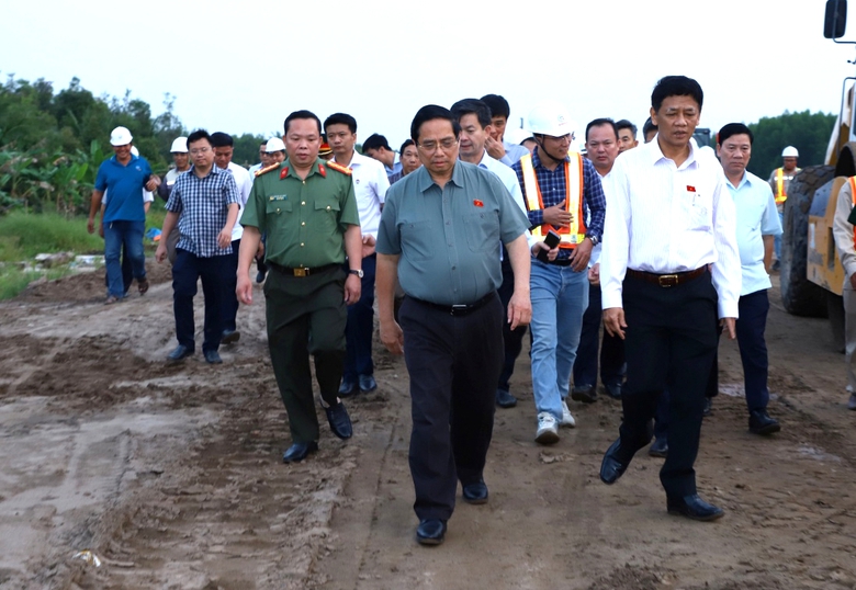 Th&aacute;o gỡ n&uacute;t thắt vật liệu, cao tốc Ch&acirc;u Đốc &ndash; Cần Thơ &ndash; S&oacute;c Trăng tăng tốc thi c&ocirc;ng- Ảnh 1.