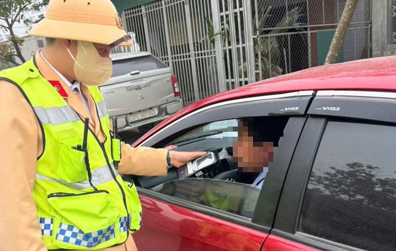 Nghệ An: Tuần tra kiểm so&aacute;t, xử l&yacute; "ma men" xuy&ecirc;n tết Dương lịch- Ảnh 2.