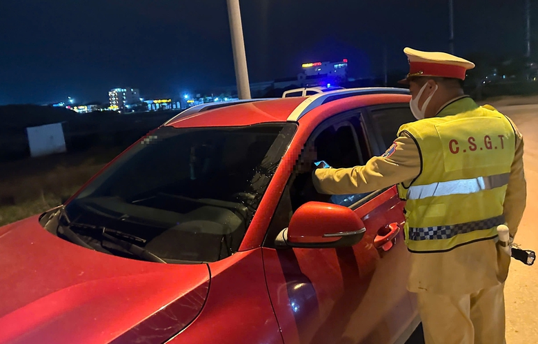 Nghệ An: Tuần tra kiểm so&aacute;t, xử l&yacute; "ma men" xuy&ecirc;n tết Dương lịch- Ảnh 1.