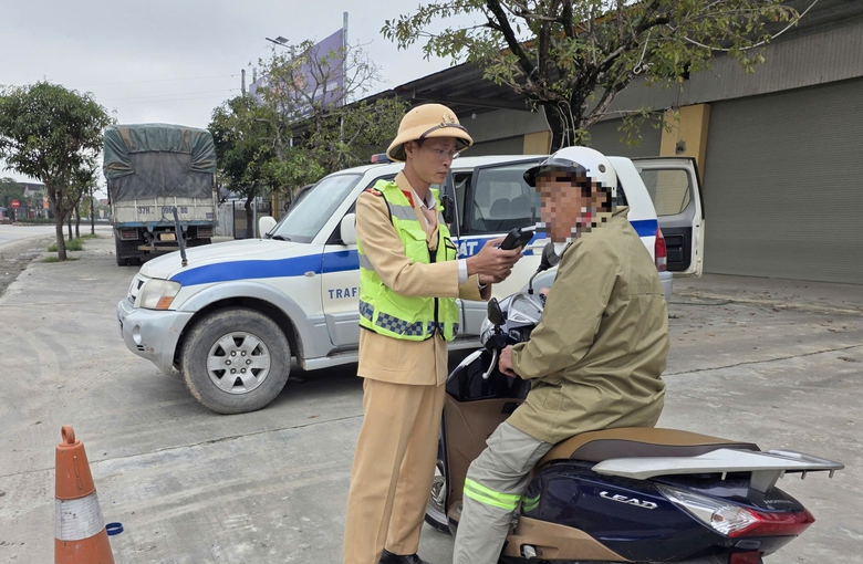 Nghệ An: Tuần tra kiểm so&aacute;t, xử l&yacute; "ma men" xuy&ecirc;n tết Dương lịch- Ảnh 4.
