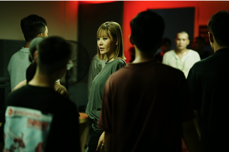 "Thi&ecirc;n đường m&aacute;u": Phim về nạn lừa đảo xuy&ecirc;n bi&ecirc;n giới dẫn đầu ph&ograve;ng v&eacute; dịp Tết Dương lịch- Ảnh 6.