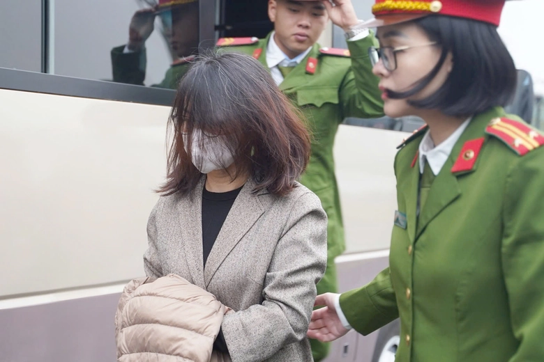 Hai cựu Cục trưởng Cục An to&agrave;n thực phẩm hầu t&ograve;a v&igrave; nhận hối lộ- Ảnh 2.