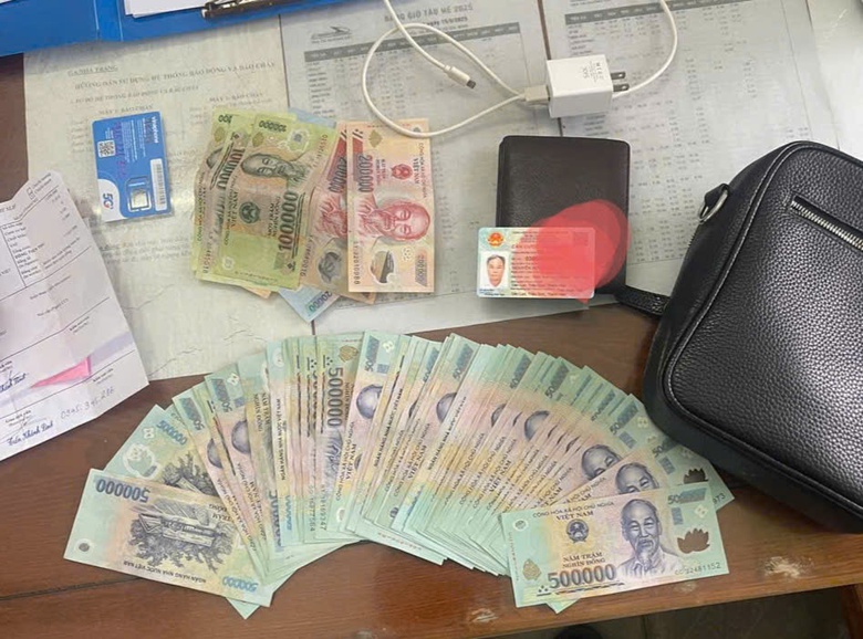 Ấm l&ograve;ng ng&agrave;y đầu năm: Nh&acirc;n vi&ecirc;n ga Nha Trang trao trả h&agrave;ng chục triệu đồng bỏ qu&ecirc;n- Ảnh 2.