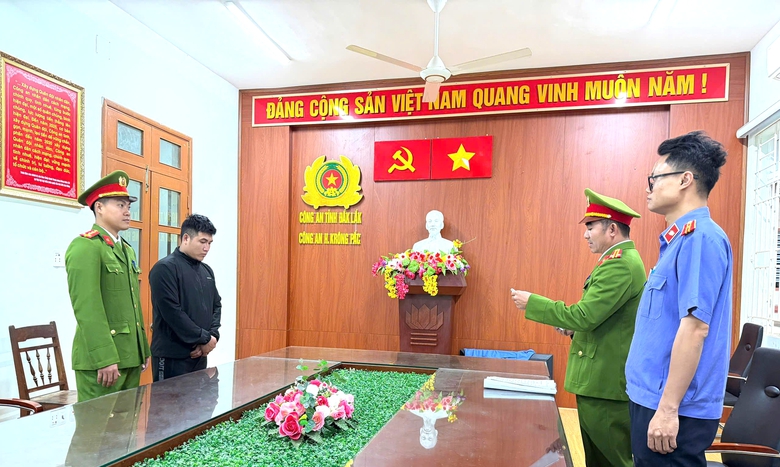 Bắt giam đối tượng d&ugrave;ng đũa đ&acirc;m t&agrave;i xế taxi ở Đắk Lắk- Ảnh 1.