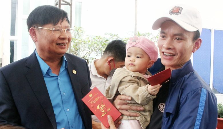 Loạt v&eacute; xe nghĩa t&igrave;nh trao tay đưa sinh vi&ecirc;n, c&ocirc;ng nh&acirc;n Đồng Nai về qu&ecirc; đ&oacute;n Tết- Ảnh 2.