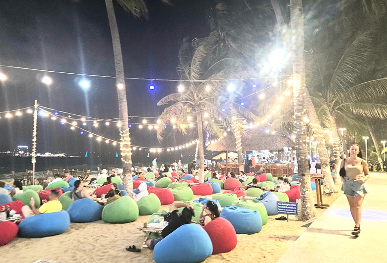 Khánh Hòa: Đình chỉ quán bar có nhân viên cầm xẻng dọa đánh khách nước ngoài- Ảnh 2. Khánh Hòa: Đình chỉ quán bar có nhân viên cầm xẻng dọa đánh khách nước ngoài- Ảnh 2.