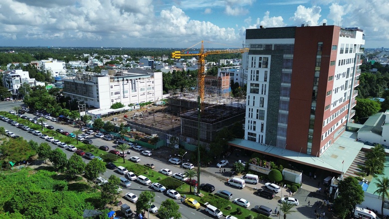 Vấn nạn h&agrave;ng trăm &ocirc; t&ocirc; đỗ k&iacute;n c&aacute;c tuyến đường quanh Bệnh viện SIS Cần Thơ bao giờ xử l&yacute;?- Ảnh 1.