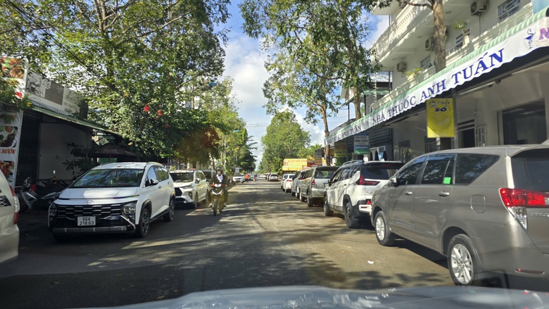 Vấn nạn h&agrave;ng trăm &ocirc; t&ocirc; đỗ k&iacute;n c&aacute;c tuyến đường quanh Bệnh viện SIS Cần Thơ bao giờ xử l&yacute;?- Ảnh 6.