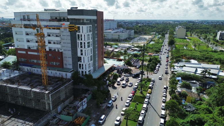 Vấn nạn h&agrave;ng trăm &ocirc; t&ocirc; đỗ k&iacute;n c&aacute;c tuyến đường quanh Bệnh viện SIS Cần Thơ bao giờ xử l&yacute;?- Ảnh 4.