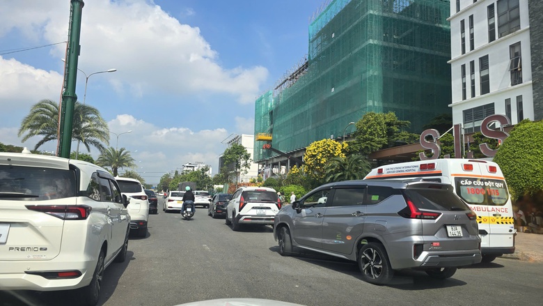 Vấn nạn h&agrave;ng trăm &ocirc; t&ocirc; đỗ k&iacute;n c&aacute;c tuyến đường quanh Bệnh viện SIS Cần Thơ bao giờ xử l&yacute;?- Ảnh 2.