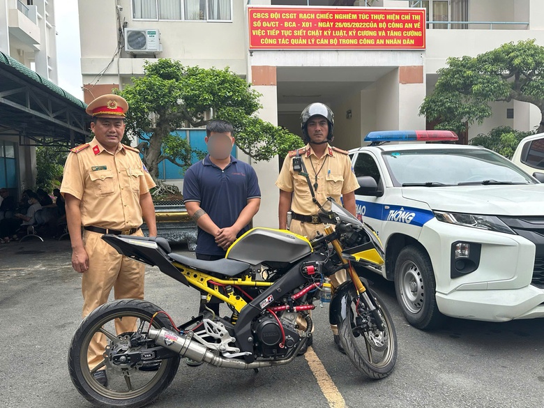 TP.HCM: Thanh ni&ecirc;n l&aacute;i m&ocirc; t&ocirc; bu&ocirc;ng cả hai tay bị xử l&yacute; h&agrave;ng loạt lỗi vi phạm- Ảnh 1.