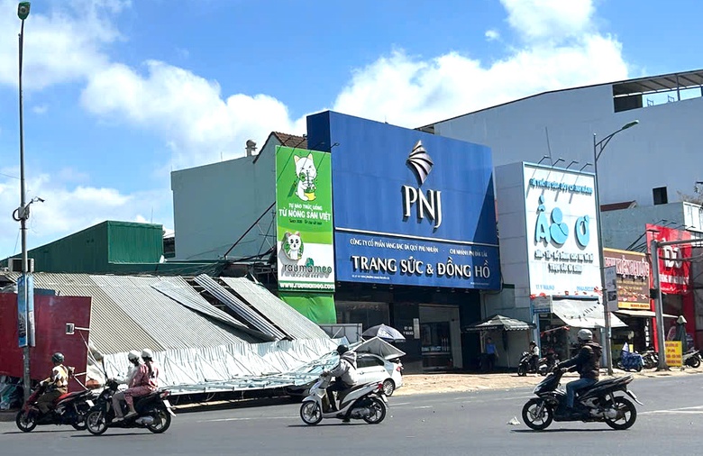 Đắk Lắk: Biển hiệu quảng cáo sập trúng hàng loạt ô tô, xe máy, một người trọng thương- Ảnh 1. Đắk Lắk: Biển hiệu quảng cáo sập trúng hàng loạt ô tô, xe máy, một người trọng thương- Ảnh 1.