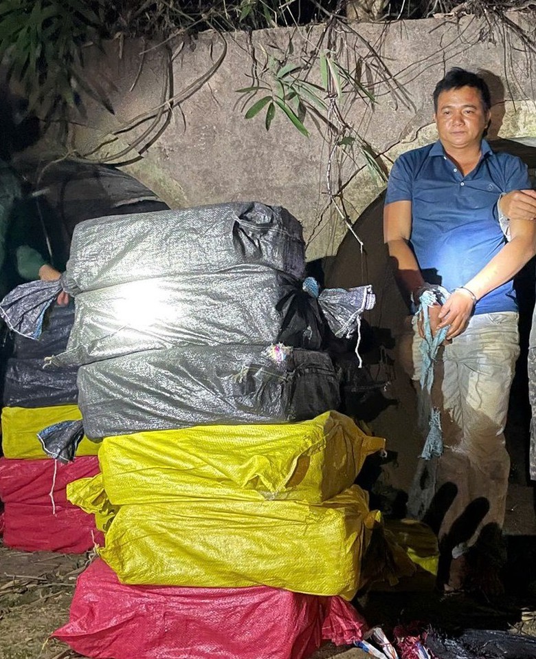 Quảng Ngãi: Bắt nhóm đối tượng dùng ghe vận chuyển pháo lậu từ Campuchia về Việt Nam- Ảnh 1. Quảng Ngãi: Bắt nhóm đối tượng dùng ghe vận chuyển pháo lậu từ Campuchia về Việt Nam- Ảnh 1.