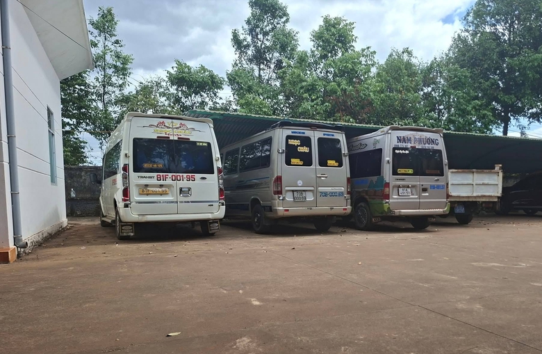 Hai xe kh&aacute;ch chặn đầu gi&agrave;nh kh&aacute;ch tr&ecirc;n QL14C đều chạy d&ugrave;- Ảnh 1.