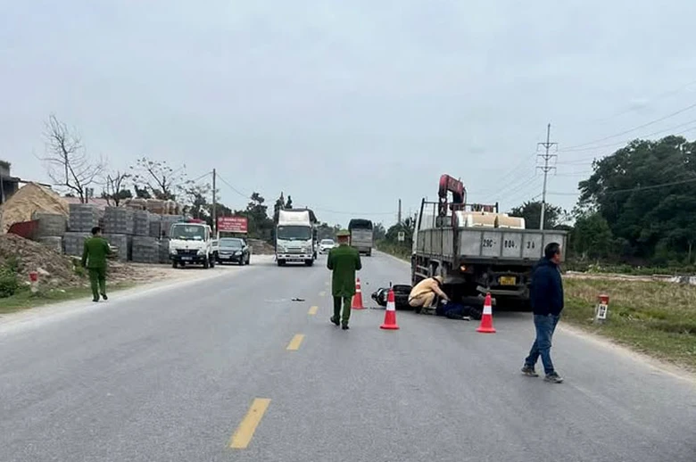 Lực lượng chức năng kh&aacute;m nghiệm hiện trường vụ tai nạn.