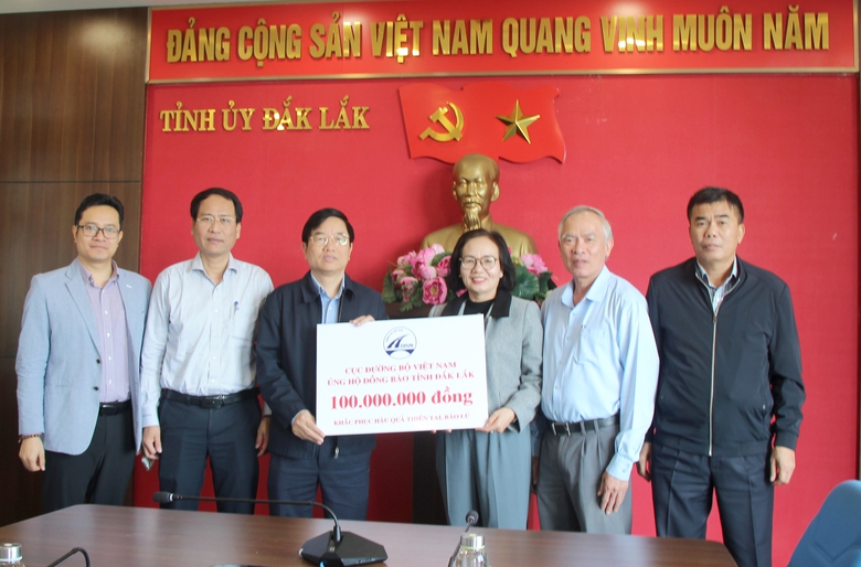 Cục Đường bộ Việt Nam thăm, tặng qu&agrave; c&ocirc;ng nh&acirc;n bị thiệt hại do mưa lũ- Ảnh 3.