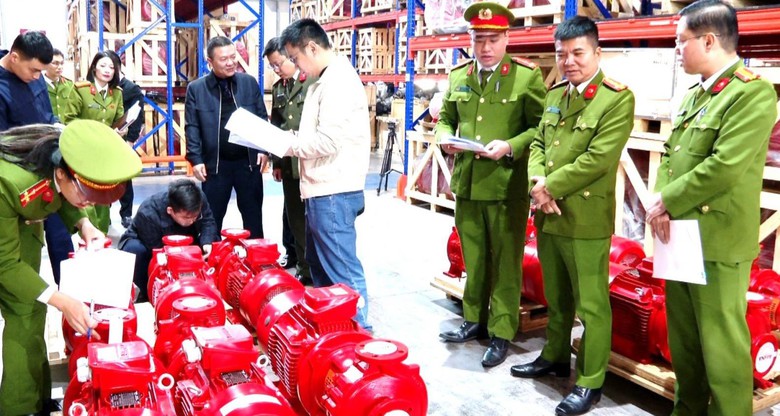 Ninh B&igrave;nh: Kiểm tra, d&aacute;n tem phương tiện PCCC v&agrave; CNCH tại cơ sở kinh doanh- Ảnh 1.
