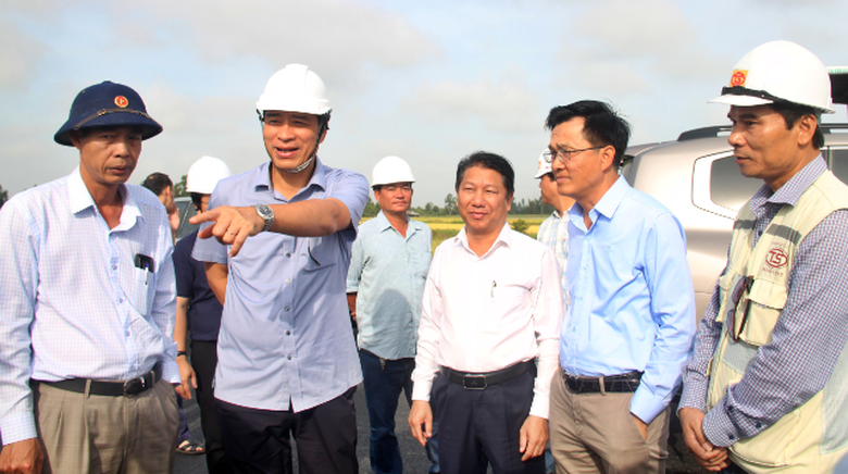 Deputy Minister Pham Minh Ha urges faster progress to open Hau Giang&ndash;Ca Mau expressway- Ảnh 1.