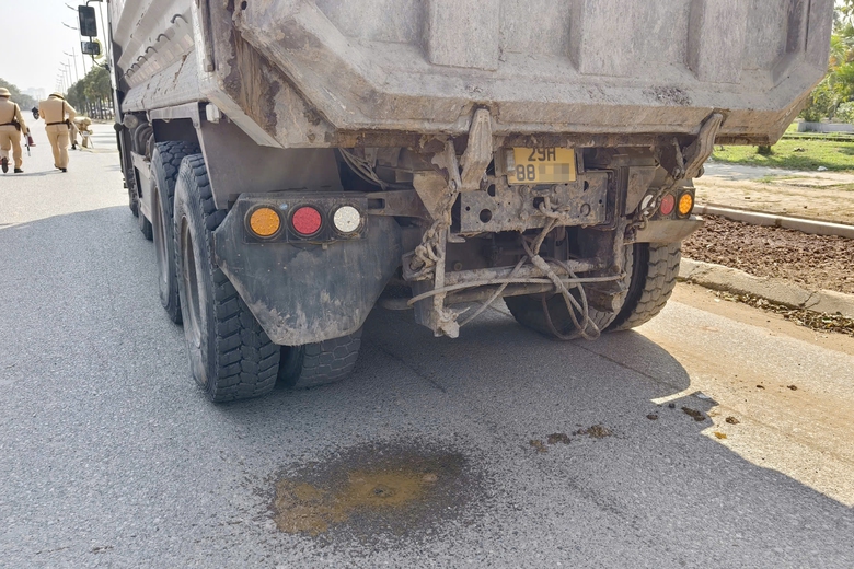 H&agrave; Nội: CSGT tuần tra ng&agrave;y đ&ecirc;m, ngăn xe qu&aacute; tải lộng h&agrave;nh dịp cuối năm- Ảnh 2.