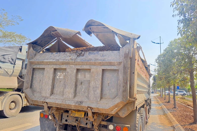 H&agrave; Nội: CSGT tuần tra ng&agrave;y đ&ecirc;m, ngăn xe qu&aacute; tải lộng h&agrave;nh dịp cuối năm- Ảnh 1.