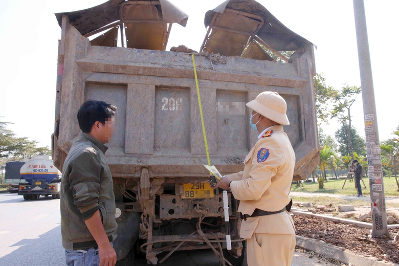 H&agrave; Nội: CSGT tuần tra ng&agrave;y đ&ecirc;m, ngăn xe qu&aacute; tải lộng h&agrave;nh dịp cuối năm- Ảnh 3.