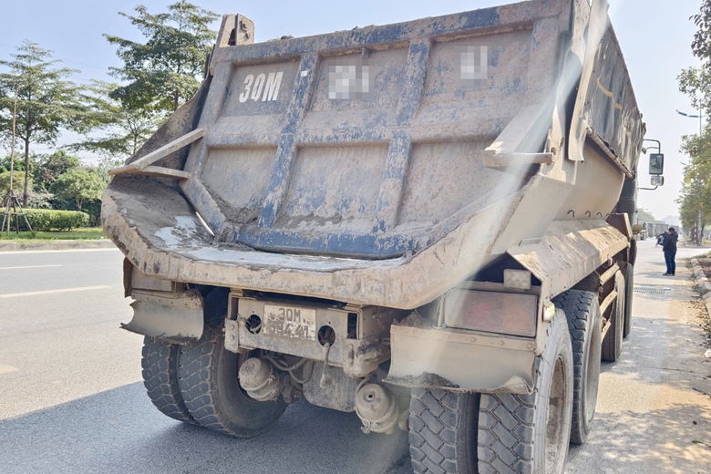 H&agrave; Nội: CSGT tuần tra ng&agrave;y đ&ecirc;m, ngăn xe qu&aacute; tải lộng h&agrave;nh dịp cuối năm- Ảnh 4.