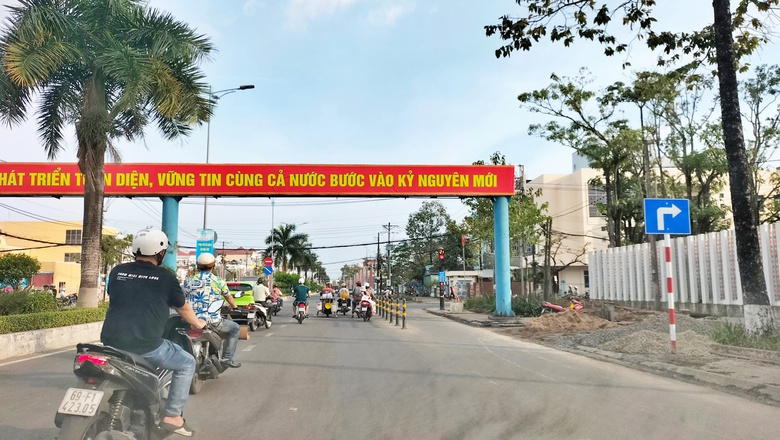 Cà Mau: Thí điểm lắp đặt hàng rào phân cách tại một số nút giao- Ảnh 2. Cà Mau: Thí điểm lắp đặt hàng rào phân cách tại một số nút giao- Ảnh 2.