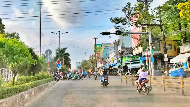 Cà Mau: Thí điểm lắp đặt hàng rào phân cách tại một số nút giao- Ảnh 1. Cà Mau: Thí điểm lắp đặt hàng rào phân cách tại một số nút giao- Ảnh 1.