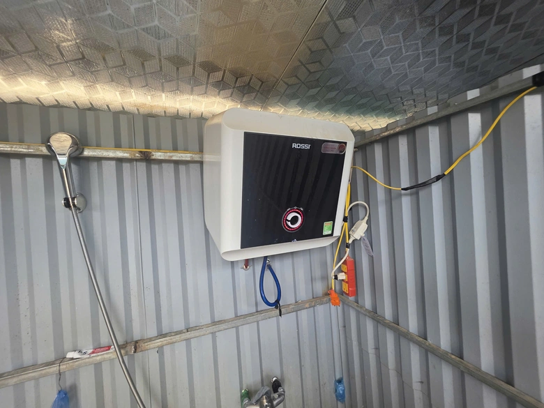 Giữa gi&aacute; r&eacute;t 10&deg;C, h&agrave;ng trăm c&ocirc;ng nh&acirc;n tăng ca, b&aacute;m tiến độ dự &aacute;n trường nội tr&uacute; Phong Thổ- Ảnh 4.