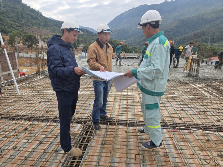 Giữa gi&aacute; r&eacute;t 10&deg;C, h&agrave;ng trăm c&ocirc;ng nh&acirc;n tăng ca, b&aacute;m tiến độ dự &aacute;n trường nội tr&uacute; Phong Thổ- Ảnh 8.