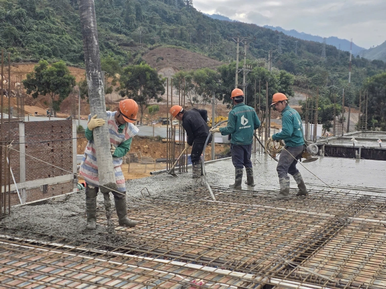 Giữa gi&aacute; r&eacute;t 10&deg;C, h&agrave;ng trăm c&ocirc;ng nh&acirc;n tăng ca, b&aacute;m tiến độ dự &aacute;n trường nội tr&uacute; Phong Thổ- Ảnh 9.