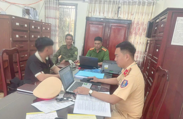 Thanh ni&ecirc;n bu&ocirc;ng hai tay, kh&ocirc;ng đội mũ bảo hiểm bị CSGT Đồng Nai xử phạt- Ảnh 2.