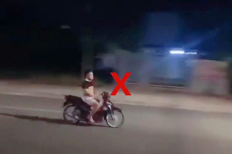 Thanh ni&ecirc;n bu&ocirc;ng hai tay, kh&ocirc;ng đội mũ bảo hiểm bị CSGT Đồng Nai xử phạt- Ảnh 1.