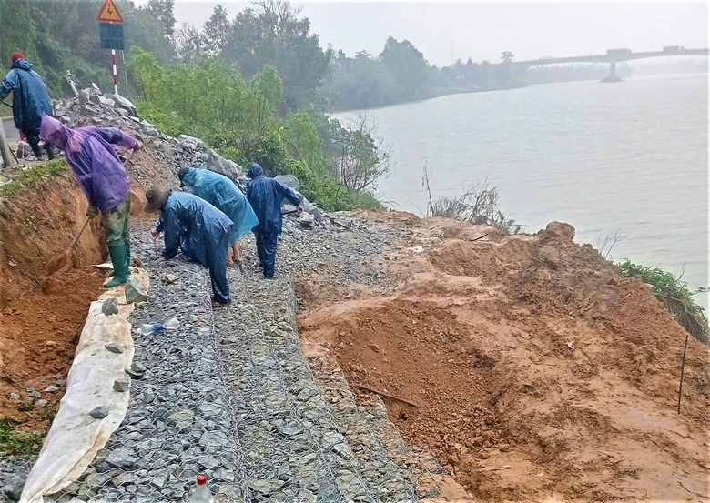 Huế: Nỗ lực gia cố rọ đ&aacute;, khắc phục sạt lở quốc lộ 49- Ảnh 4.