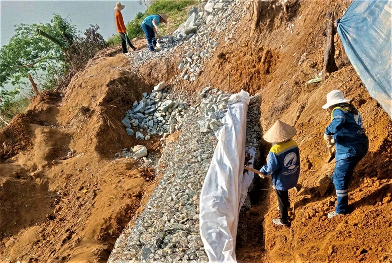 Huế: Nỗ lực gia cố rọ đ&aacute;, khắc phục sạt lở quốc lộ 49- Ảnh 5.