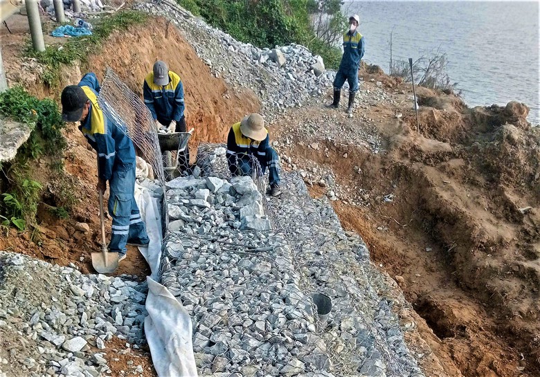 Huế: Nỗ lực gia cố rọ đ&aacute;, khắc phục sạt lở quốc lộ 49- Ảnh 6.