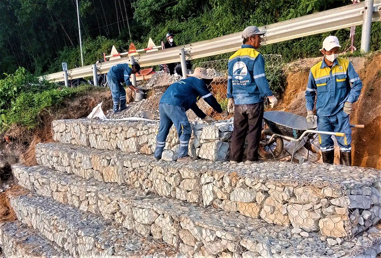 Huế: Nỗ lực gia cố rọ đ&aacute;, khắc phục sạt lở quốc lộ 49- Ảnh 7.