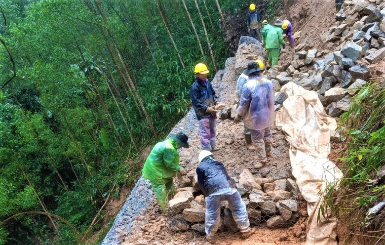 Huế: Nỗ lực gia cố rọ đ&aacute;, khắc phục sạt lở quốc lộ 49- Ảnh 9.