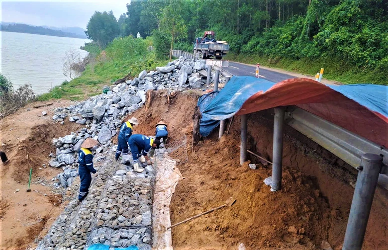Huế: Nỗ lực gia cố rọ đ&aacute;, khắc phục sạt lở quốc lộ 49- Ảnh 1.